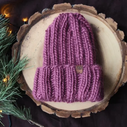 Czapka z wełny merino w kolorze wina